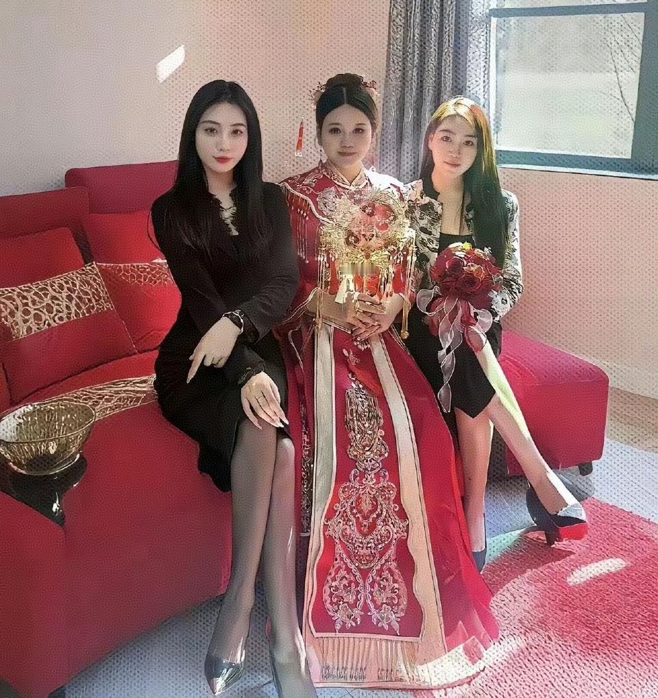 这两个伴娘是来抢风头的吧！