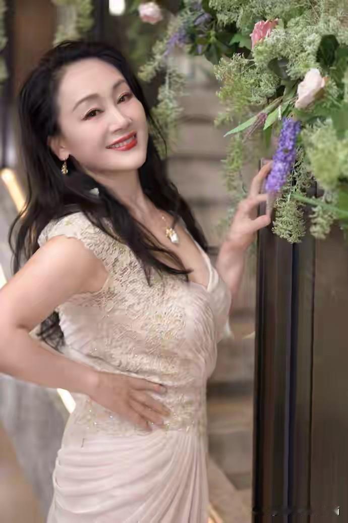 她这样的气质和状态，真的是太绝了，完全看不出是60多岁的老年人。虽然发量没有以前