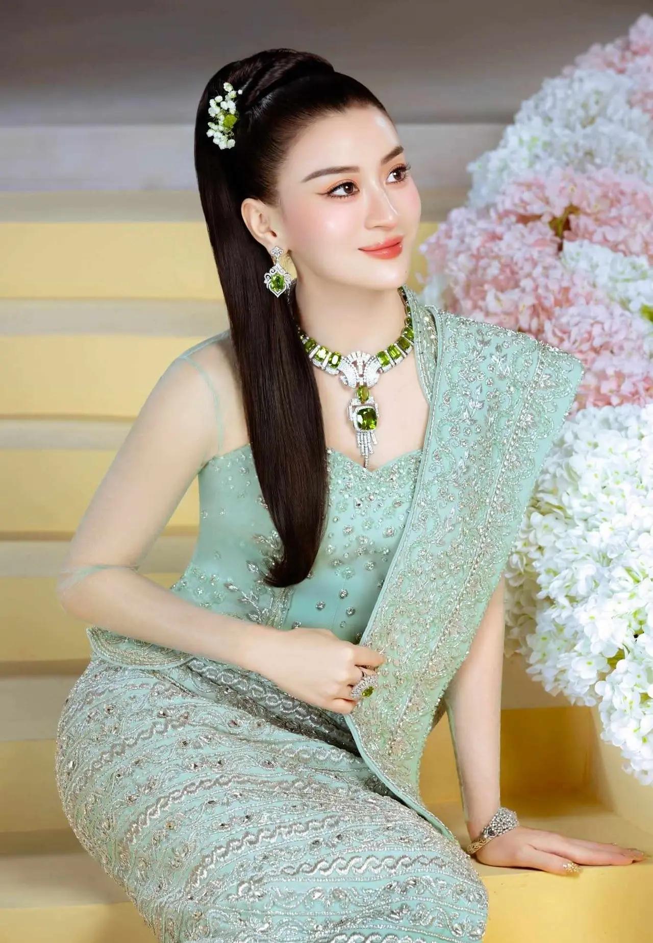 画中的模特，由然给人一种珠圆玉润的感觉。