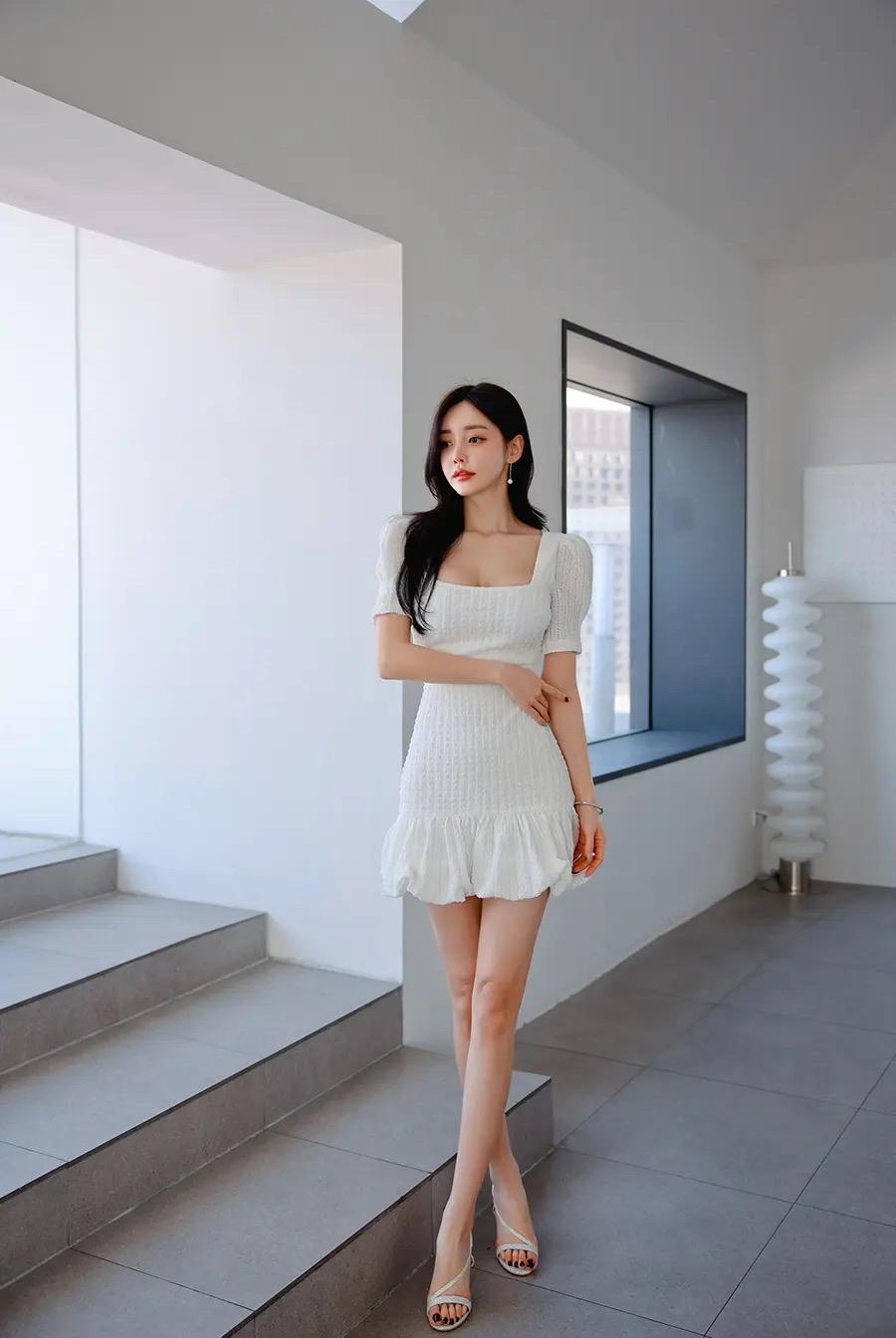 优雅白裙，都市时尚，轻松自然