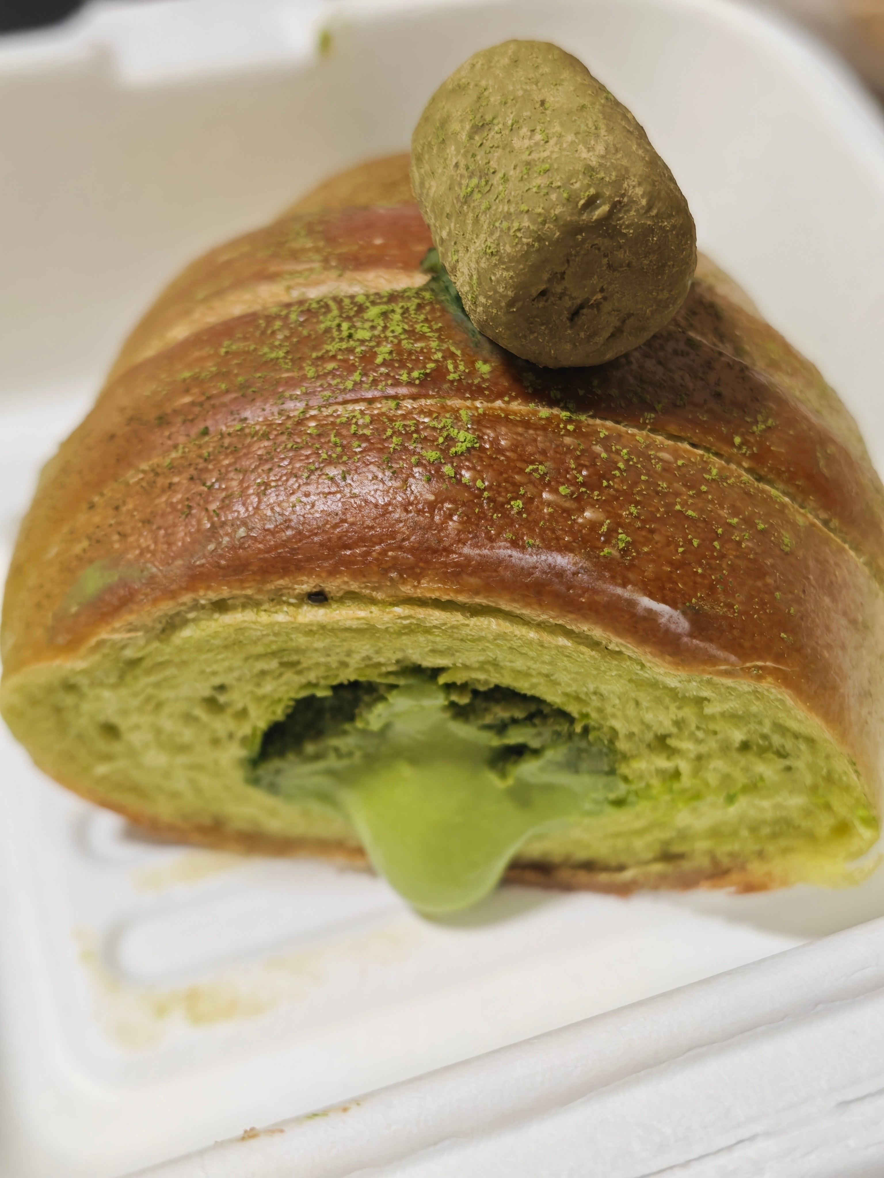 东四的店，面包师的农场，是二十四个面包师家的连锁。它家主要的特色就是盐卷。我挑了