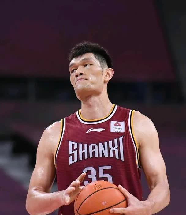 鉴于青岛男篮中锋杨瀚森加盟NBA，球队迫切需要补充中锋位置，与此同时，青岛男篮与