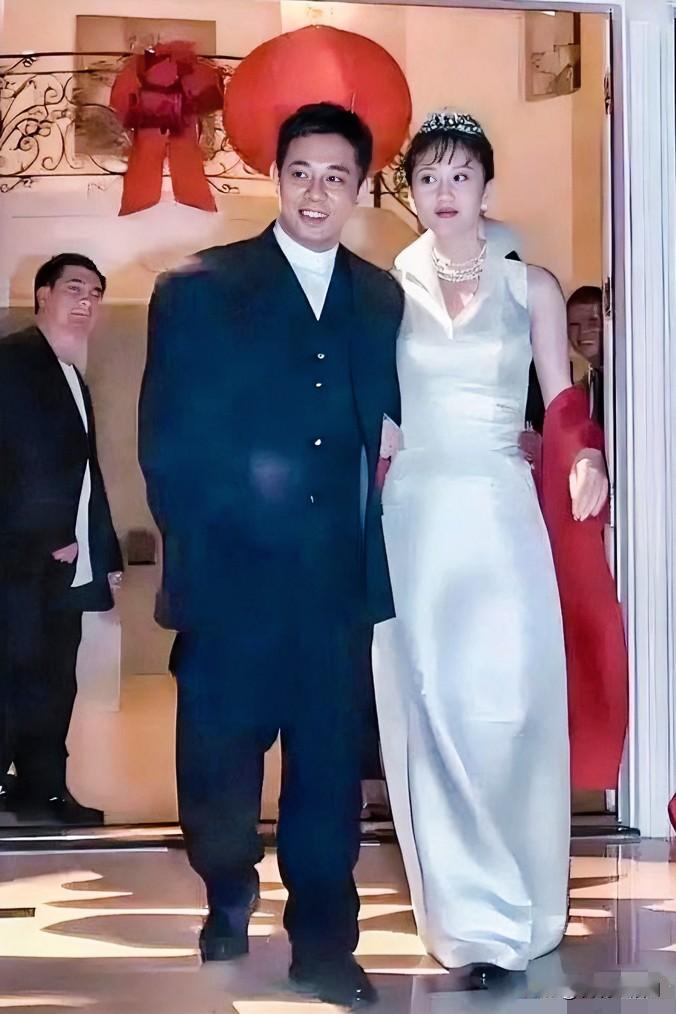 新婚燕尔的李连杰和利智，这张照片拍摄于一九九九年美国洛杉矶，彼时李连杰三十六岁，