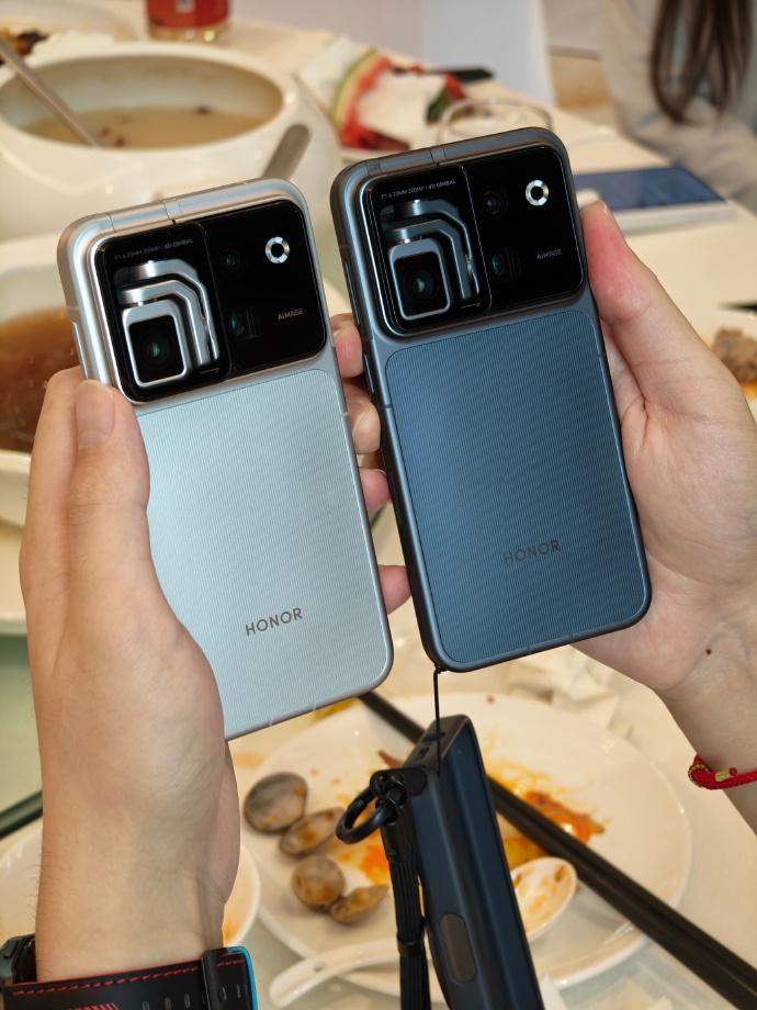 荣耀RobotPhone真机有两个配色，银色和灰色你会怎么选？
