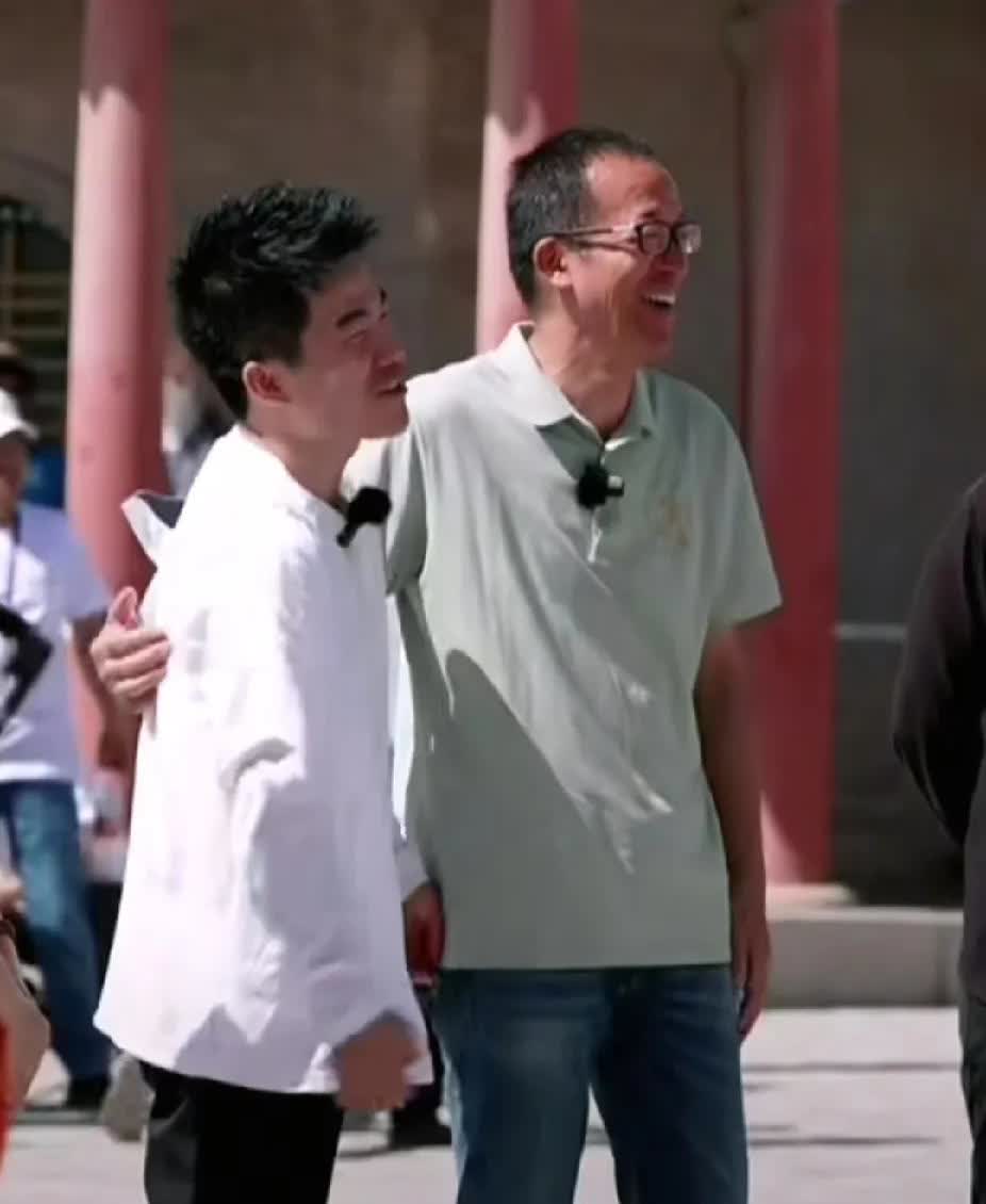 “然后，俞老师，我也是他的徒弟嘛”在一次东方甄选看世界的甘肃行董宇辉是亲