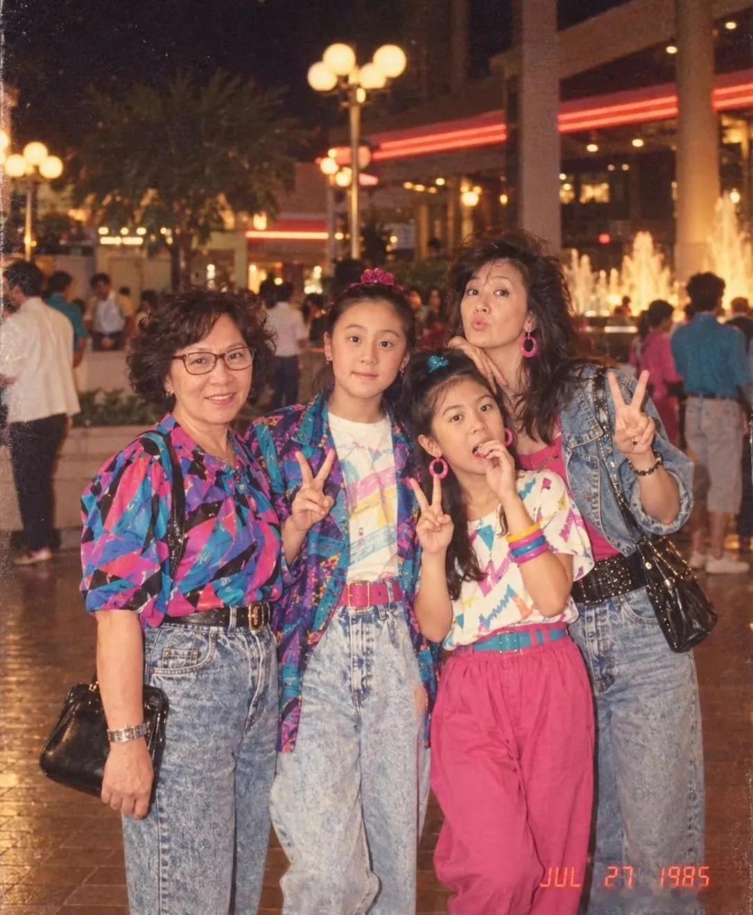 贾静雯带着和修杰楷的两个女儿拍摄复古写真，画面氛围感拉满，满满年代感。贾静雯一共有三个女儿，大女儿是
