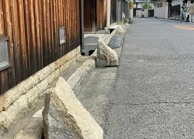现在日本最委屈的居民，可能就是大阪那些放石头的老人了不是因为被骂占道，也
