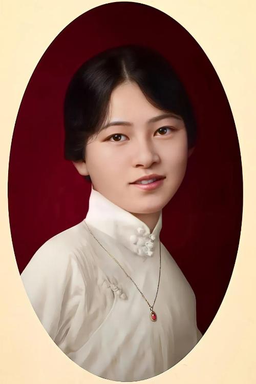 1933年，冰心公开发文讽刺林徽因是个喜欢被男人围绕，有伤风化的女人。林徽因知道