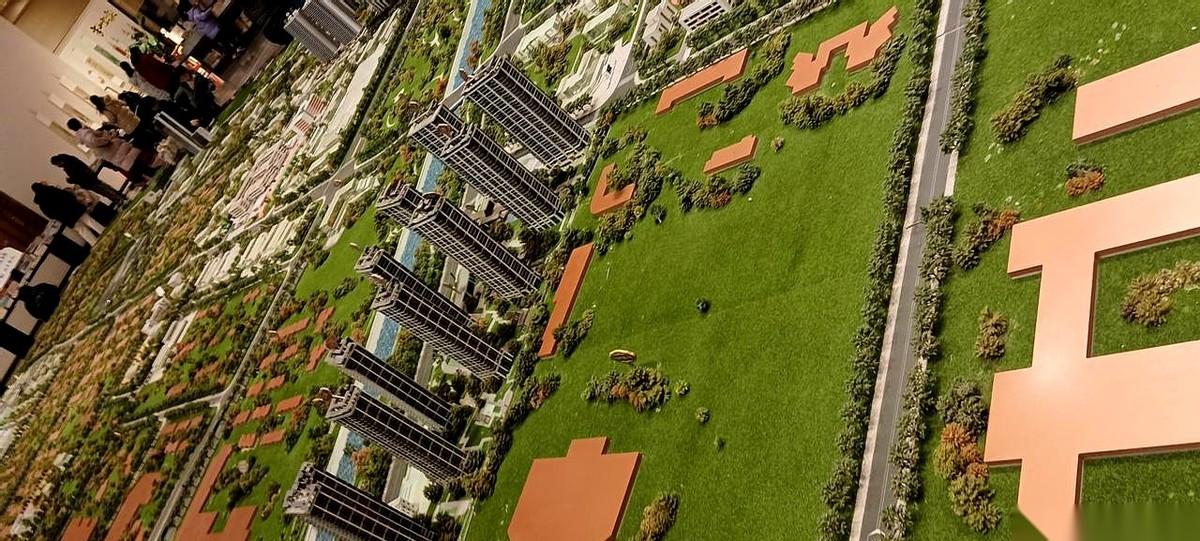 有时候路过那儿，都想替它叹口气。曾经的陈寨啊，几十万郑州漂的第一个家，那个传说