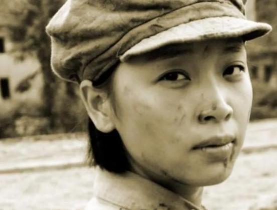 朱德和妻子正在吃饭，突然，敌军踹门而入：“抓住朱德！”妻子灵机一动，抓起一个脸盆