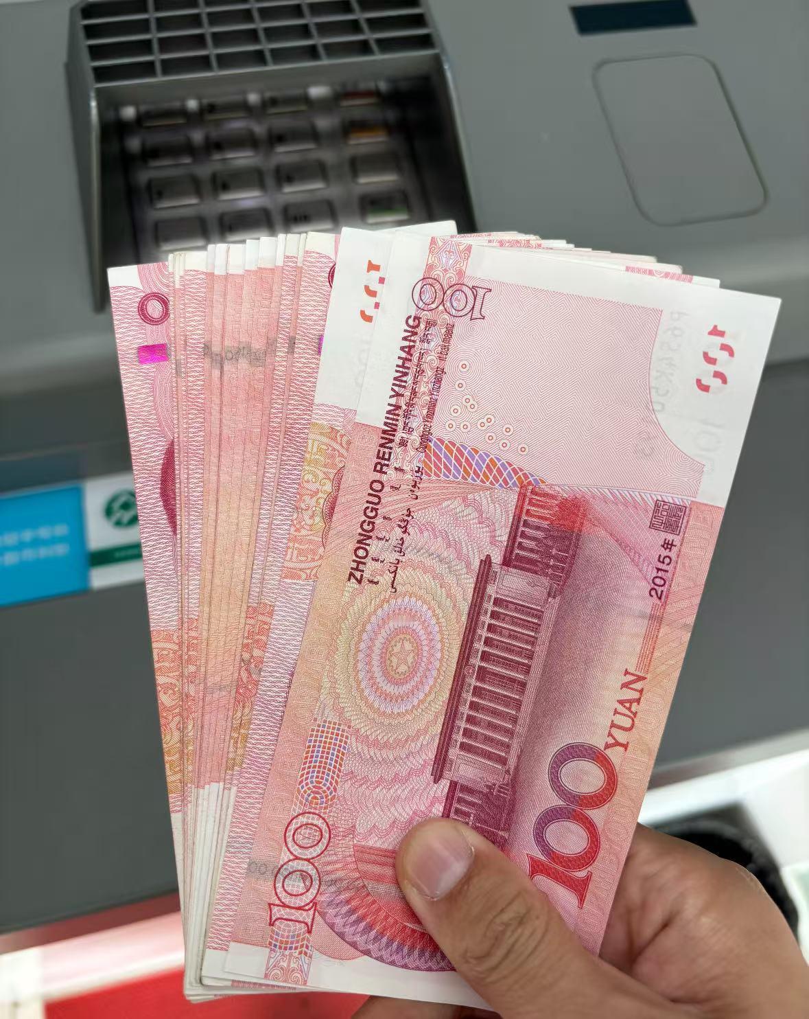 我58，退休金才2400。厂里干了一辈子，到头来就这点钱。每月8号到账，先划