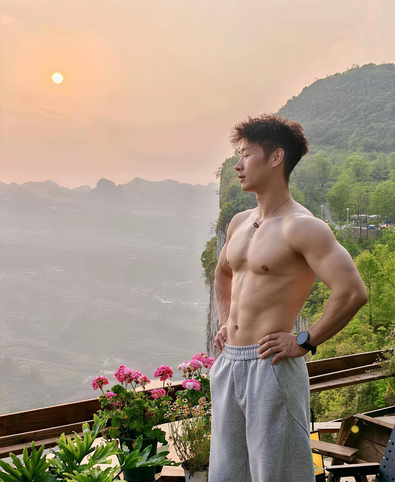 晒出你的本地生活周末的清晨总是更适合出门走走。路边的健身器材区聚着几个男生在做训