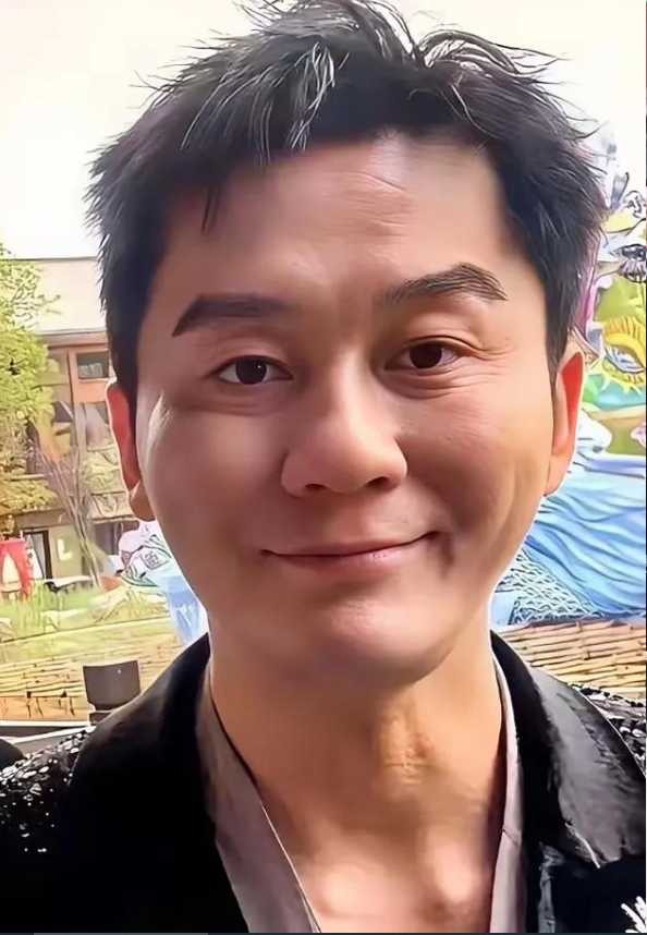 李晨现状还是单身一个，人老了，穿着也邋遢了，到底经历了啥。原来多风光啊，和几个