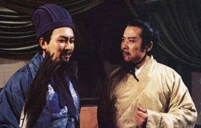 诸葛亮主张必占荆州，庞统认为荆州要弃，两人的军事水平高下立见。诸葛亮跟庞统曾围绕