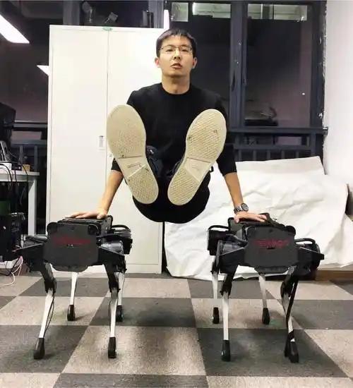 宇树科技一夜之间被推上舆论风口，王兴兴遇上的最大危机，居然是太会做机器人。权威媒