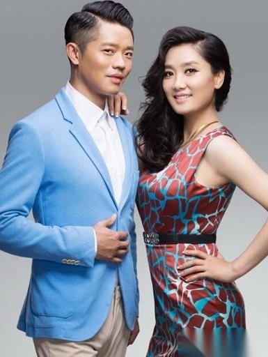 有一次，凤凰传奇演出完，曾毅带着玲花回自己家吃饭，曾父问她：“你俩在一起这么长时