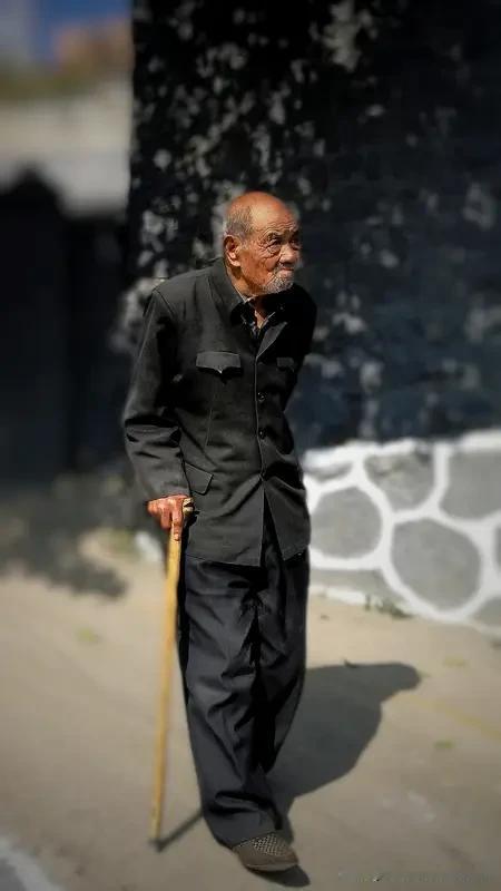 现在的农村，到那里去看光棍？年轻的光棍都进城了，农村只留下老光棍或者老女人。老剩