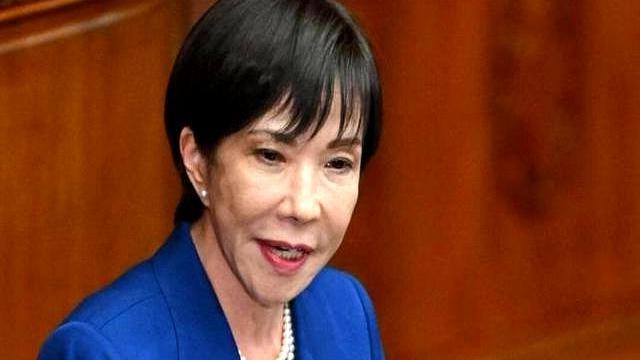 高市早苗手握352席，腰杆硬了，立马甩出9.04万亿军费，枪口直怼台海。架势挺