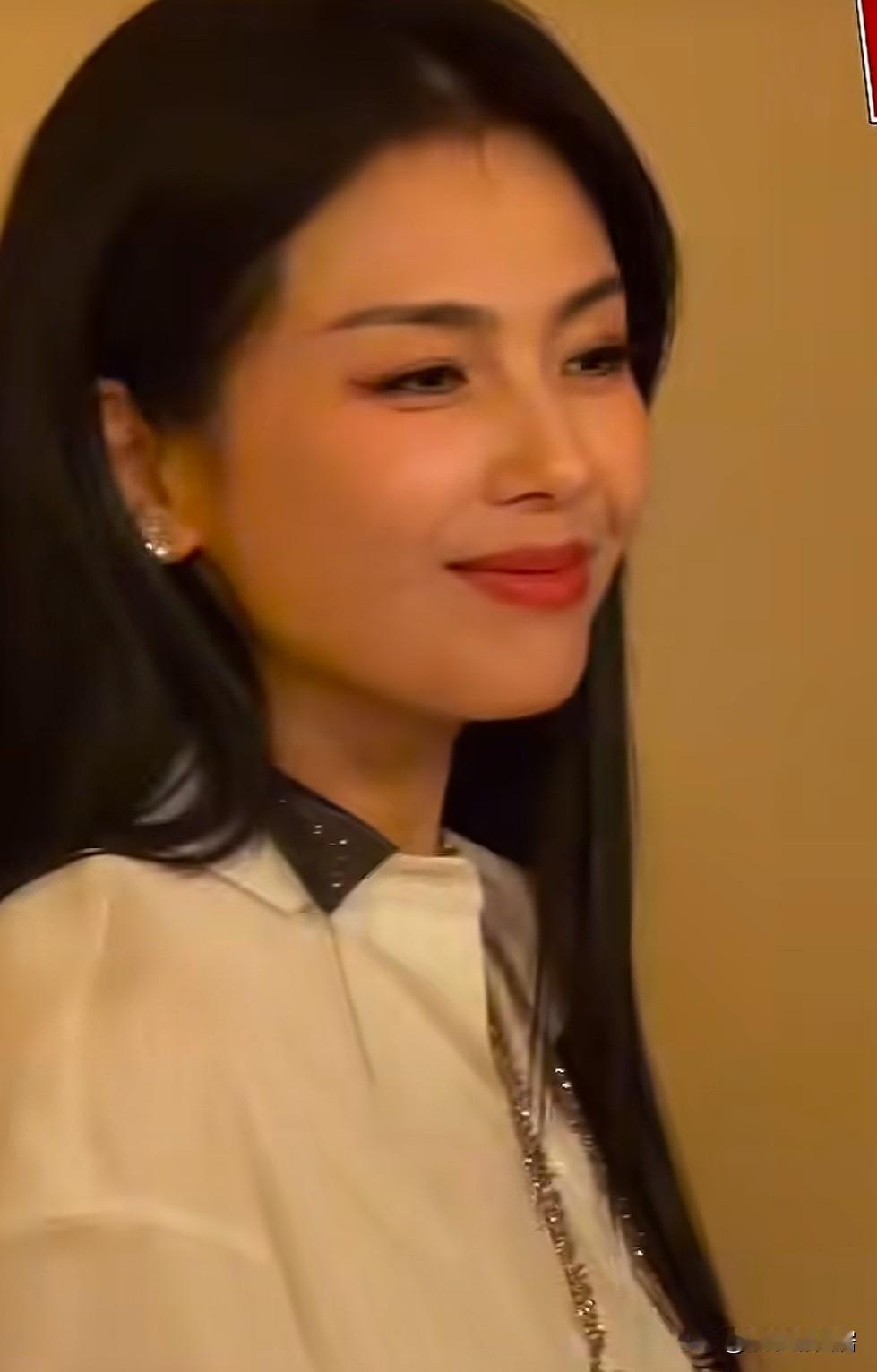 你们说怪不怪刘涛一把年纪看着就像30岁刚出头的样子要说她挺不省心的以为嫁