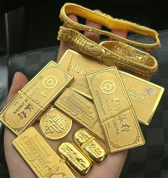 当所有人把钱换成了黄金。就会开始收割了。它就会从1600元一克慢慢降