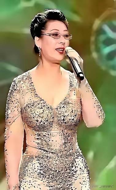 你敢相信这是70多岁了吗关牧村最近登台演唱虽然已经70多岁了根本看不出来