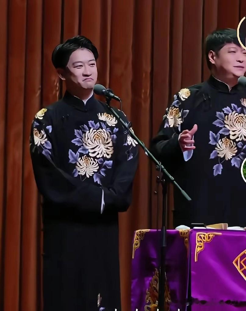 被前恩师郭德纲摘云字开除家谱的曹云金演出又出狠活，借着刘云天的嘴，把当年前恩师郭