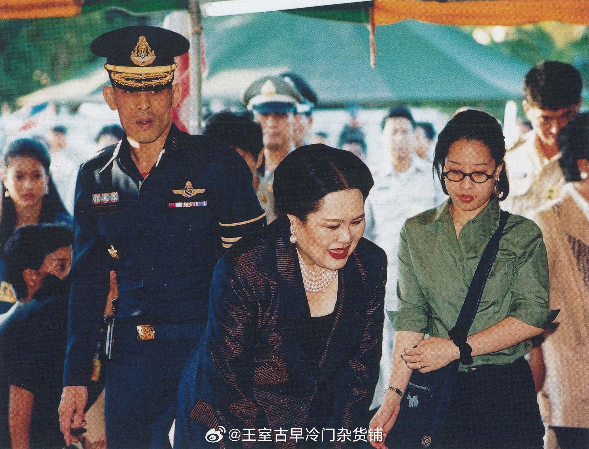 王室王室泰国王室帕公主老照片：1999年11月29日，帕公主跟着红唇姐狗哥访问