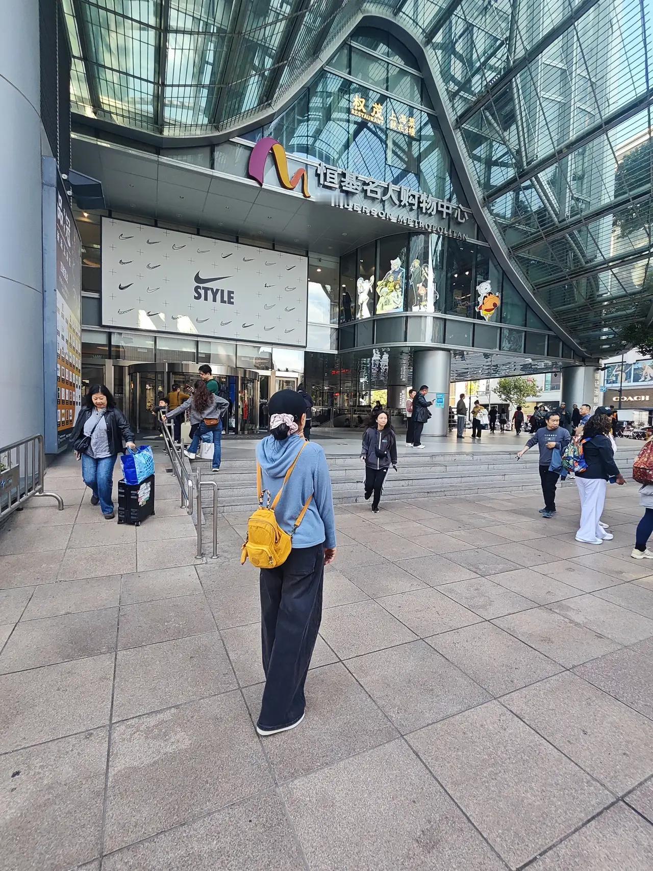 2025年11月中旬我又来到了上海，住宿在上海外滩东路亚朵酒店。我选择住在这里是