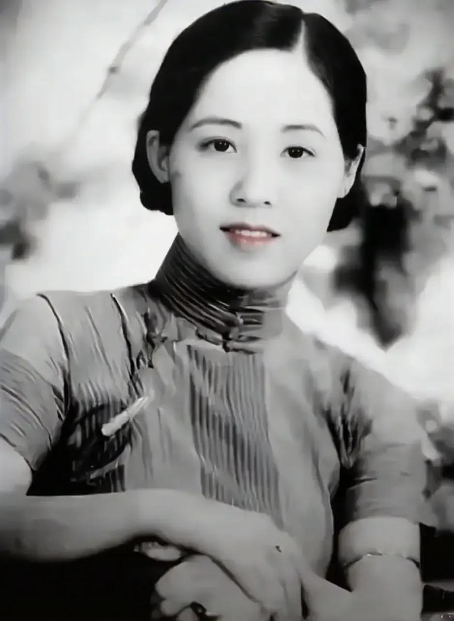 一天早晨，民国女子董竹君忽感下身不适，发现床上竟有一摊血污，吓得花容失色。伺候她