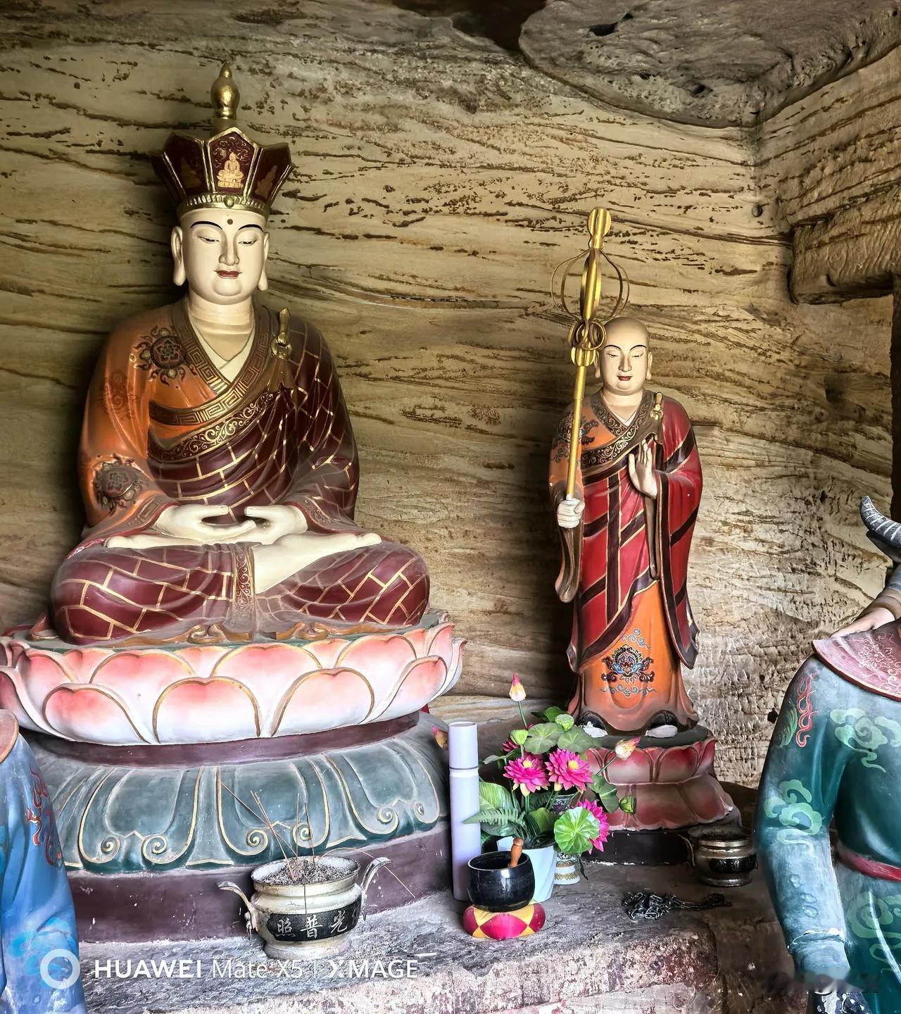 红石峡山洞石窟之内，供奉着地藏王菩萨圣像。主尊地藏菩萨安坐莲花法台，头戴五佛冠