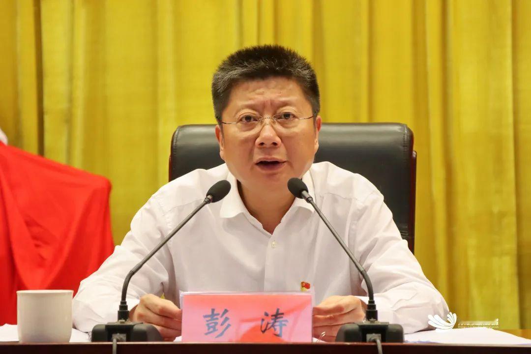 曾经工作4年时间，就晋升成为副校长的湖北省武汉市东西湖区委书记彭涛，接受审查调查