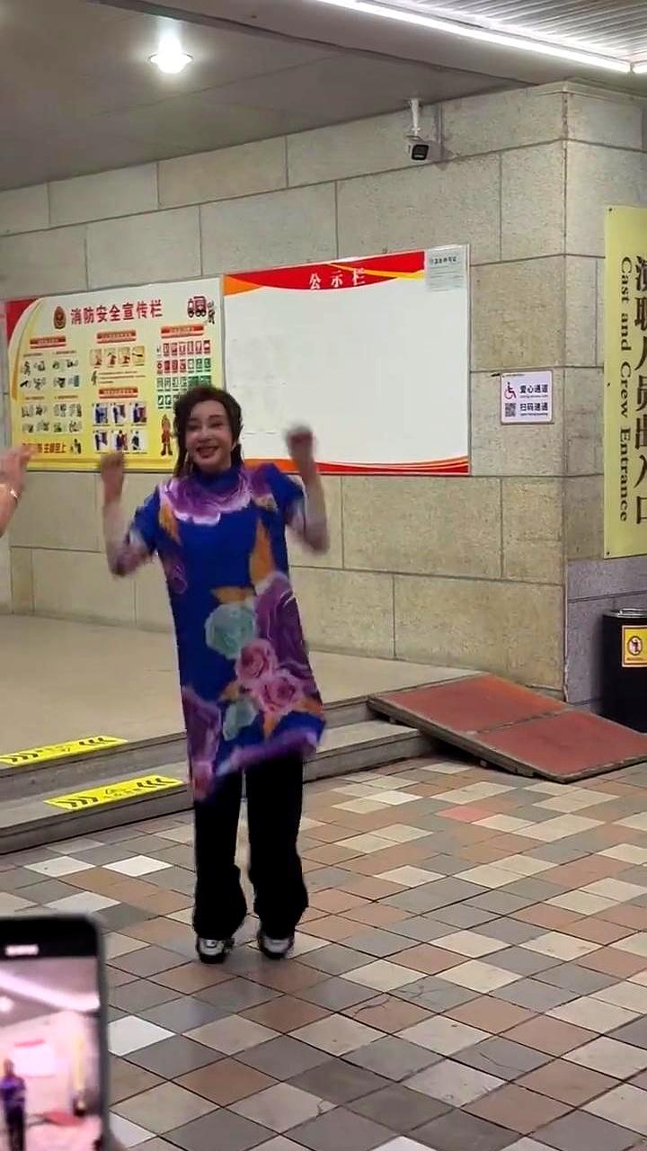 刘晓庆为了把那件“弹簧衣”穿出效果，70多岁的人了，现场还特意蹦了两下，镜头感是
