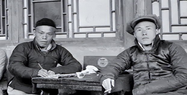 1946年，五千解放军被三万的敌军包围，为了不泄露机密，旅长下令烧毁重要文件，准