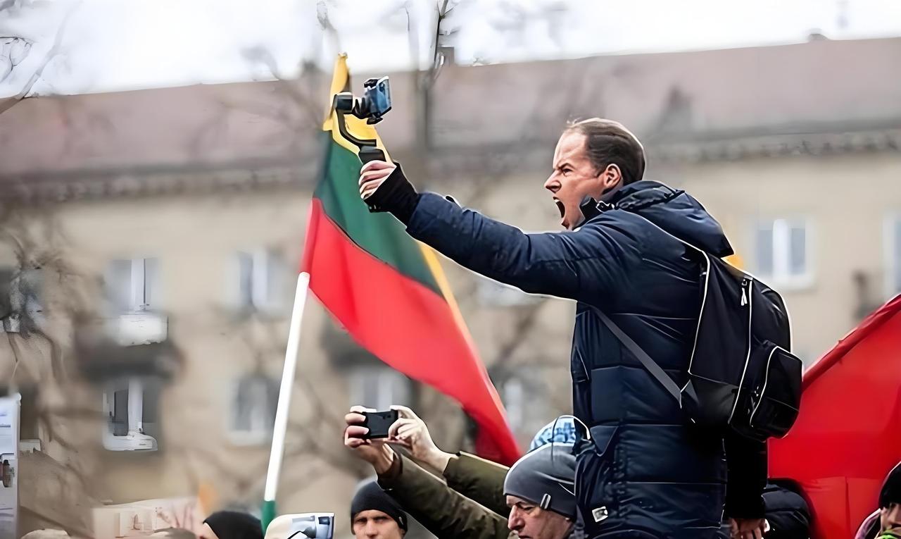 西班牙这次火遍全球了。西班牙在欧盟国家中国土面积仅次于法国，位居27个欧盟国