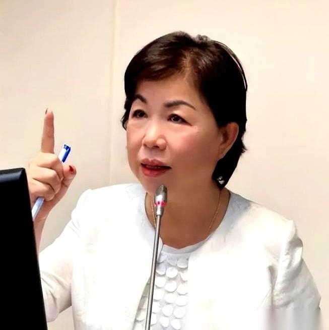 真的，就这一手，太漂亮了。一屋子人为了个规则吵得不可开交，都以为她要掀桌子了。