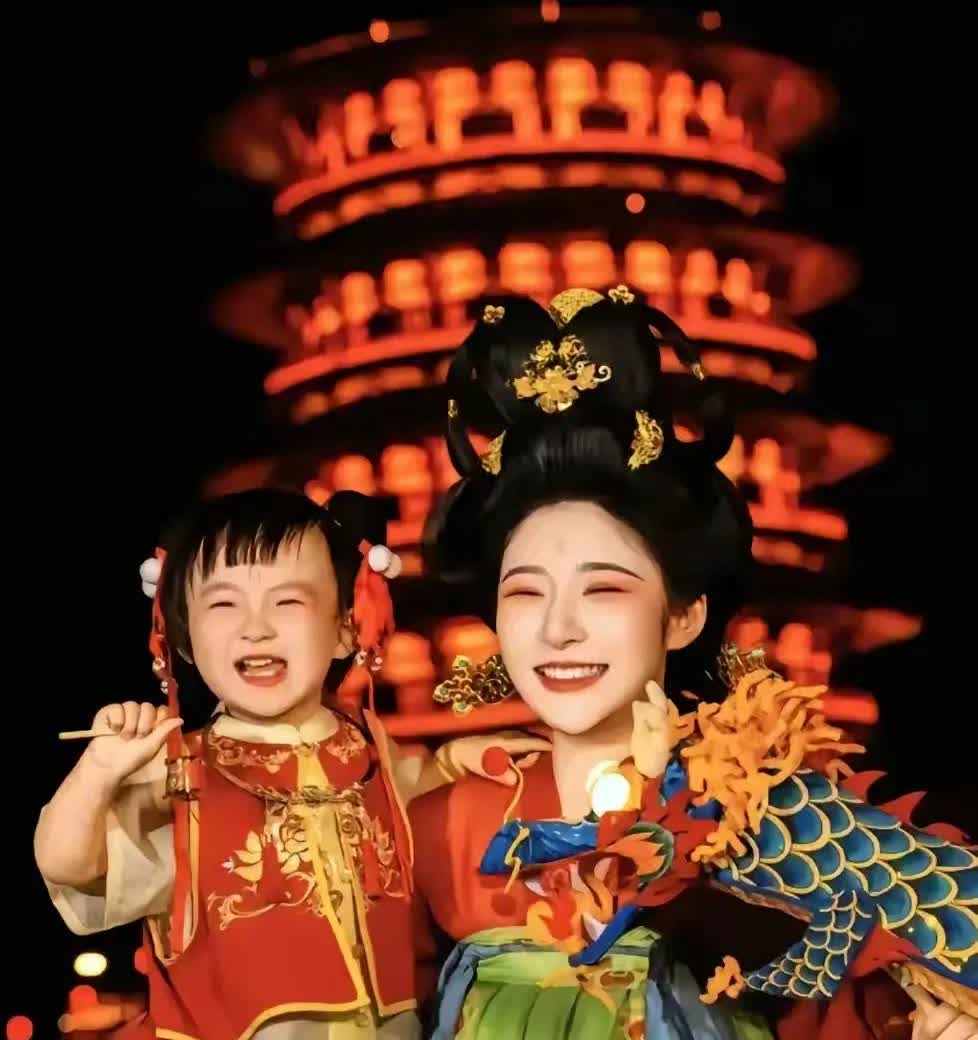 闪闪真的是遗传了王思聪的聪明才智，不仅相貌和爷爷一模一样，神情和嘴巴和王思聪一模