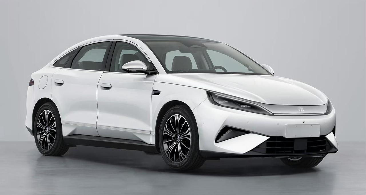 比亚迪秦家族又添新车型，秦MAX亮相工信部，车身尺寸4866x1880x1495