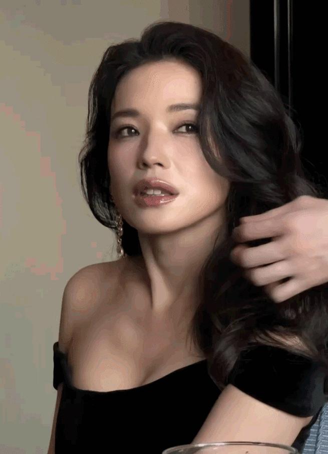 说个真事儿啊，王晶前几天上热搜了，他自己爆出来的！九十年代末，有人拎着一百万