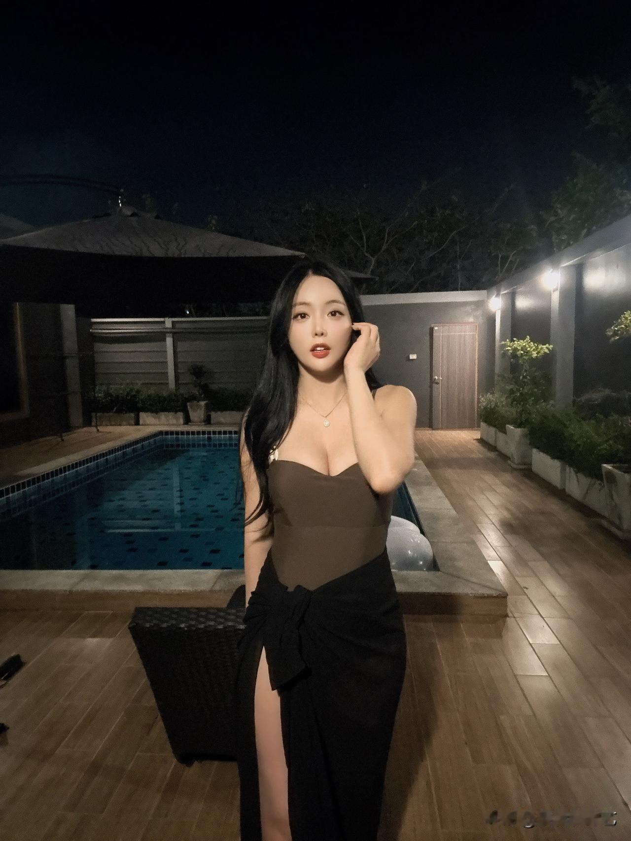 18日，歌手洪真英在个人Instagram上写道“月光下的夜晚，我们都穿着泳衣，