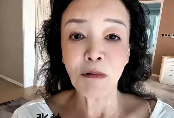 发现张兰的模样变了，完全没有之前圆润了，当然，衰老是一个方面！她现在的面相有一