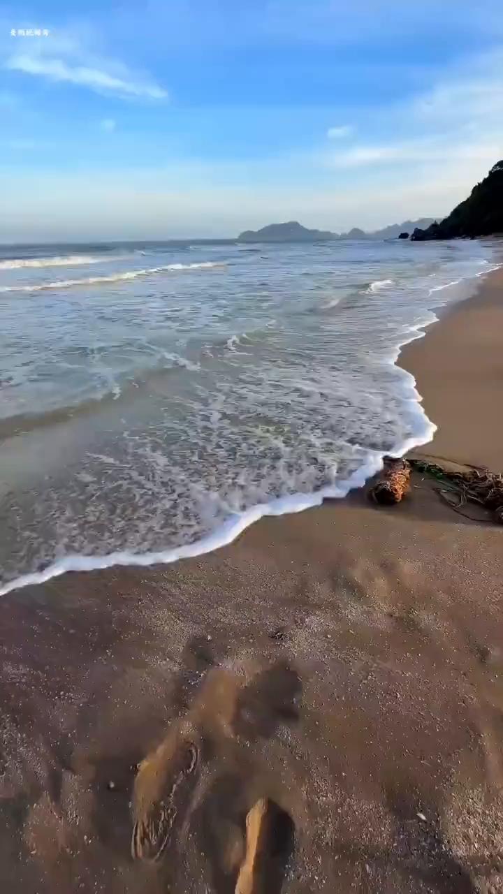这个小伙的运气实在太好了，他刚来到沙滩上就发现地上有一条大鱼。这条鱼的身体被沙子