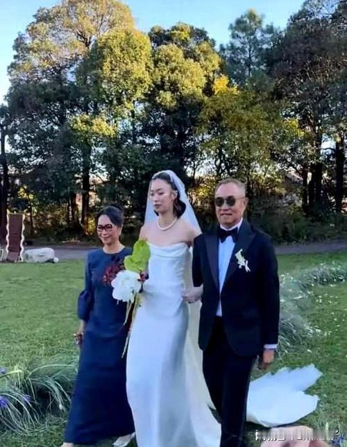 笑不活了！霍启仁新婚现场照被扒，新娘一袭白纱小腹微隆超抢镜，疑似双喜临门！最绝的