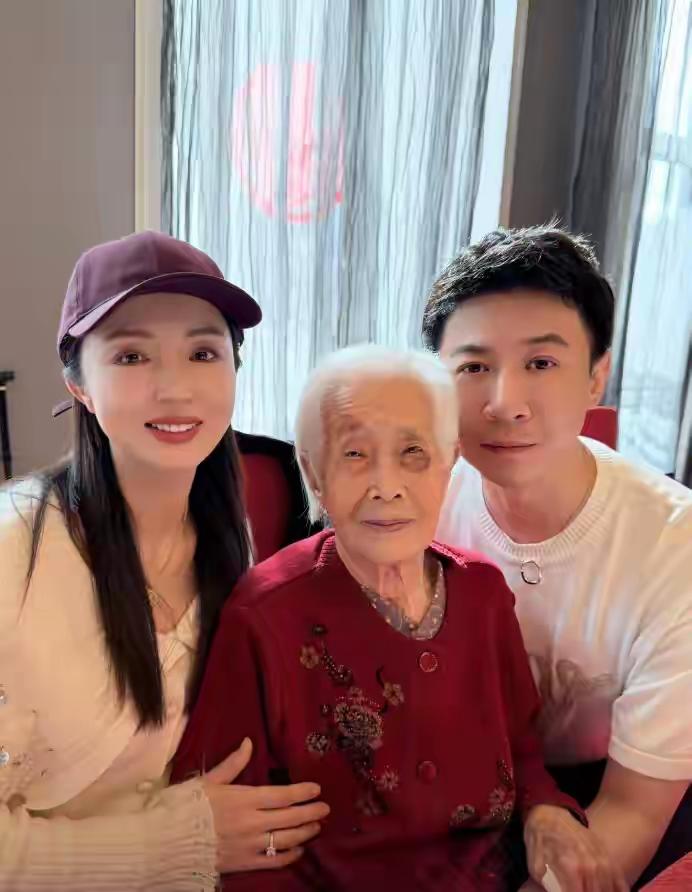 2026年大年初九，董璇跟张维伊回大同婆家，这是俩人去年六月结婚后首次回门，张维