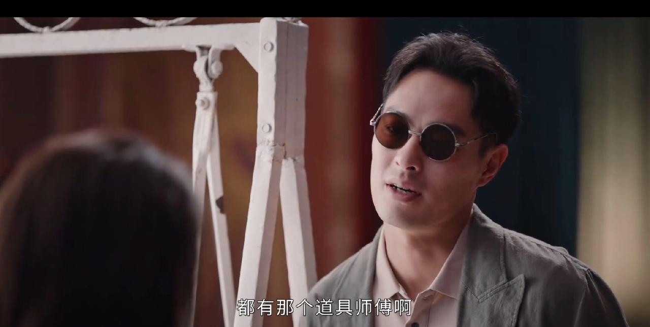 《灼灼韶华》闻知秋要跟褚韶华表白，特地去片场找了康二妞，请他帮忙找道具师傅，把