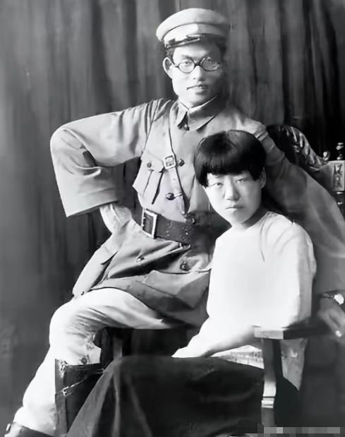 1940年，延安，朱仲芷主动跟丈夫萧劲光离了婚。那一年她已经是六个孩子的娃，和萧