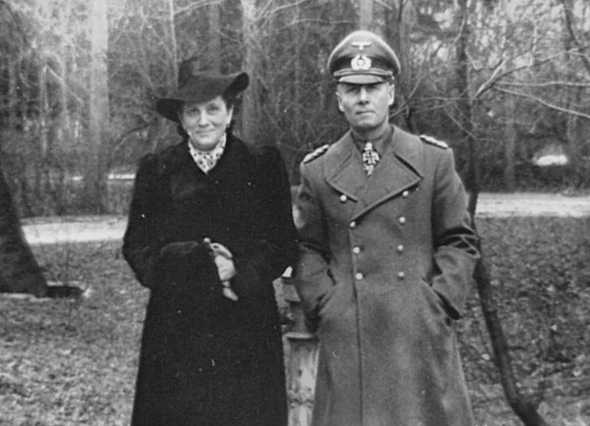 1944年10月14日中午，德国乌尔姆郊外的赫尔林根别墅里，15岁的曼弗雷德·隆