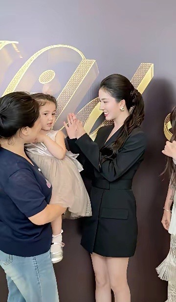 刘些宁韩安冉合照，韩安冉还带着女儿优米一起追星也太让人羡慕了，刘些宁和优米互动好