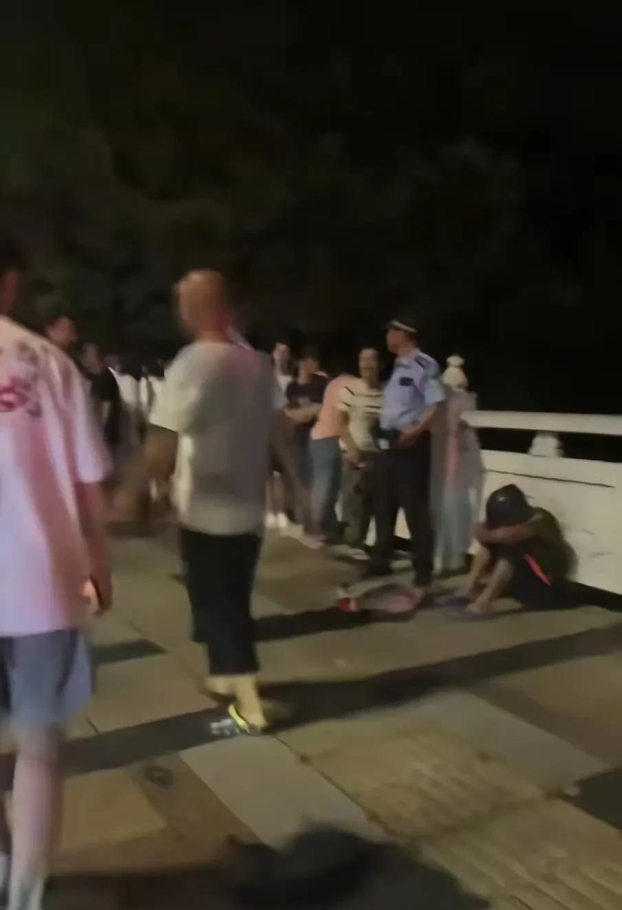 桂林雉山桥21日晚10点左右，一小女孩和爷爷吵嘴之后，气不过的她从桥上纵身一跃，