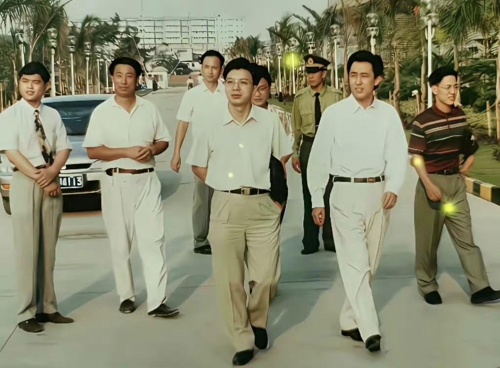 年轻时的许家印，也是翩翩佳公子，挺拔的身材，高大帅气，剑眉星目，像极了现在的顶流