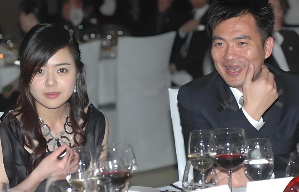 2006年，黄健翔在妻子孙颖手术后不久，就提出离婚，孙颖泣不成声:“我17岁就跟